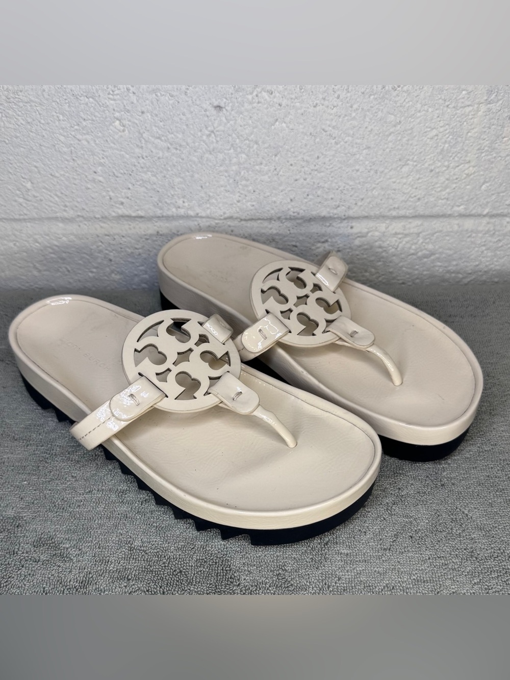 Tory Burch Miller Cloud Lug Sole Sandals Cream Patent Leather Size 7